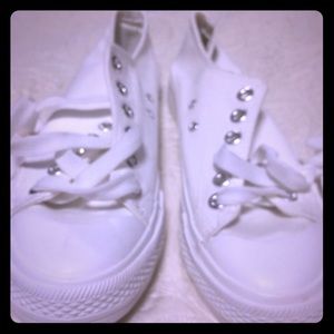 Basic white tennis shoes